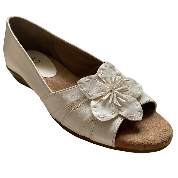 Women's AEROSOLES A2 White Flower Detail Open Toe Low Shoes  Feminine - Picture 10 of 11